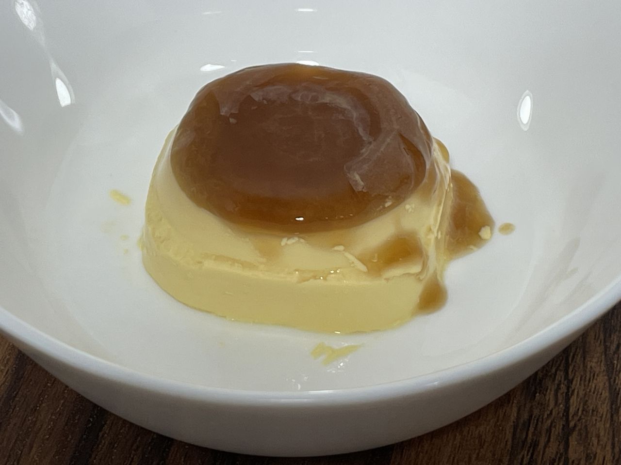 森永 おいしい低糖質プリンカスタードをお皿に取り出したところ