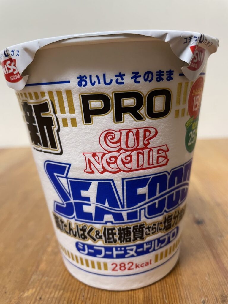 「日清 カップヌードルPRO 高たんぱく&低糖質さらに塩分控えめ シーフードヌードル」レビュー