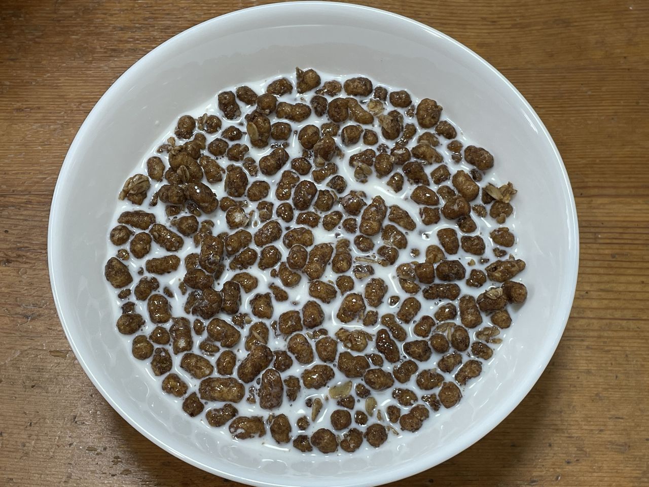 日清シスコ ごろグラ 糖質60％オフ チョコナッツ300gの1食分(50g)に牛乳200mlを入れたところ