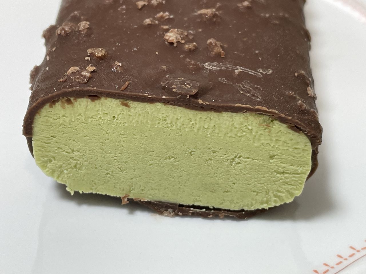 ロッテ ZEROビスケットクランチチョコバー 香る焙煎抹茶の断面