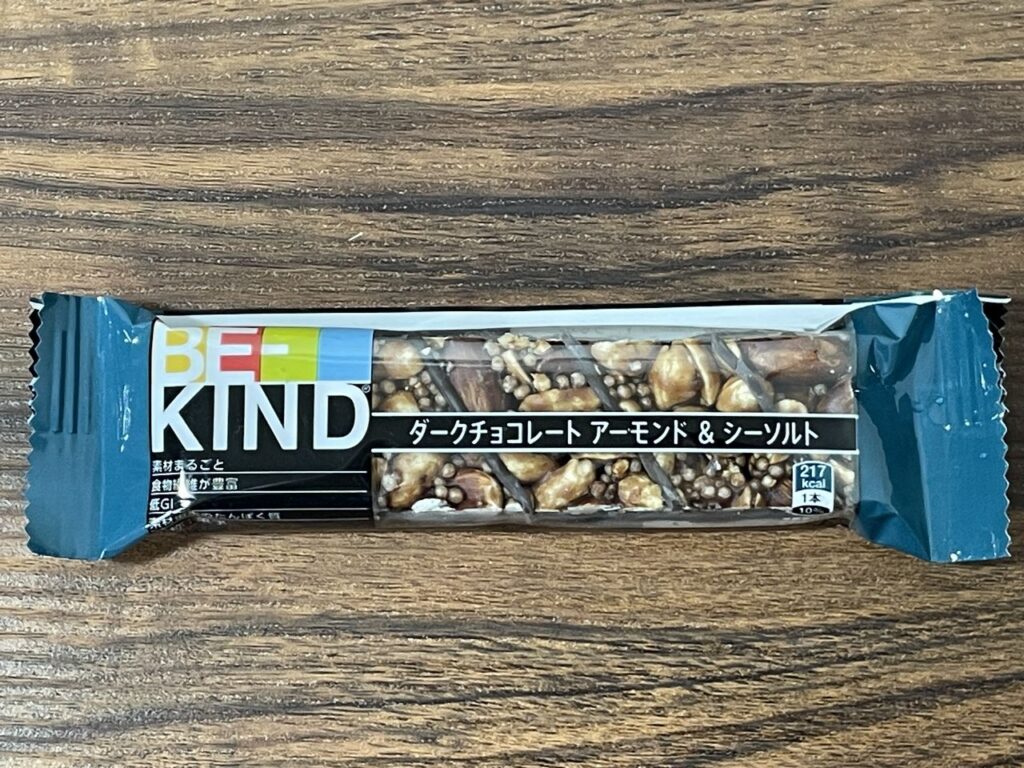 BE-KINDのプロテイン ダークチョコレート アーモンド & シーソルト