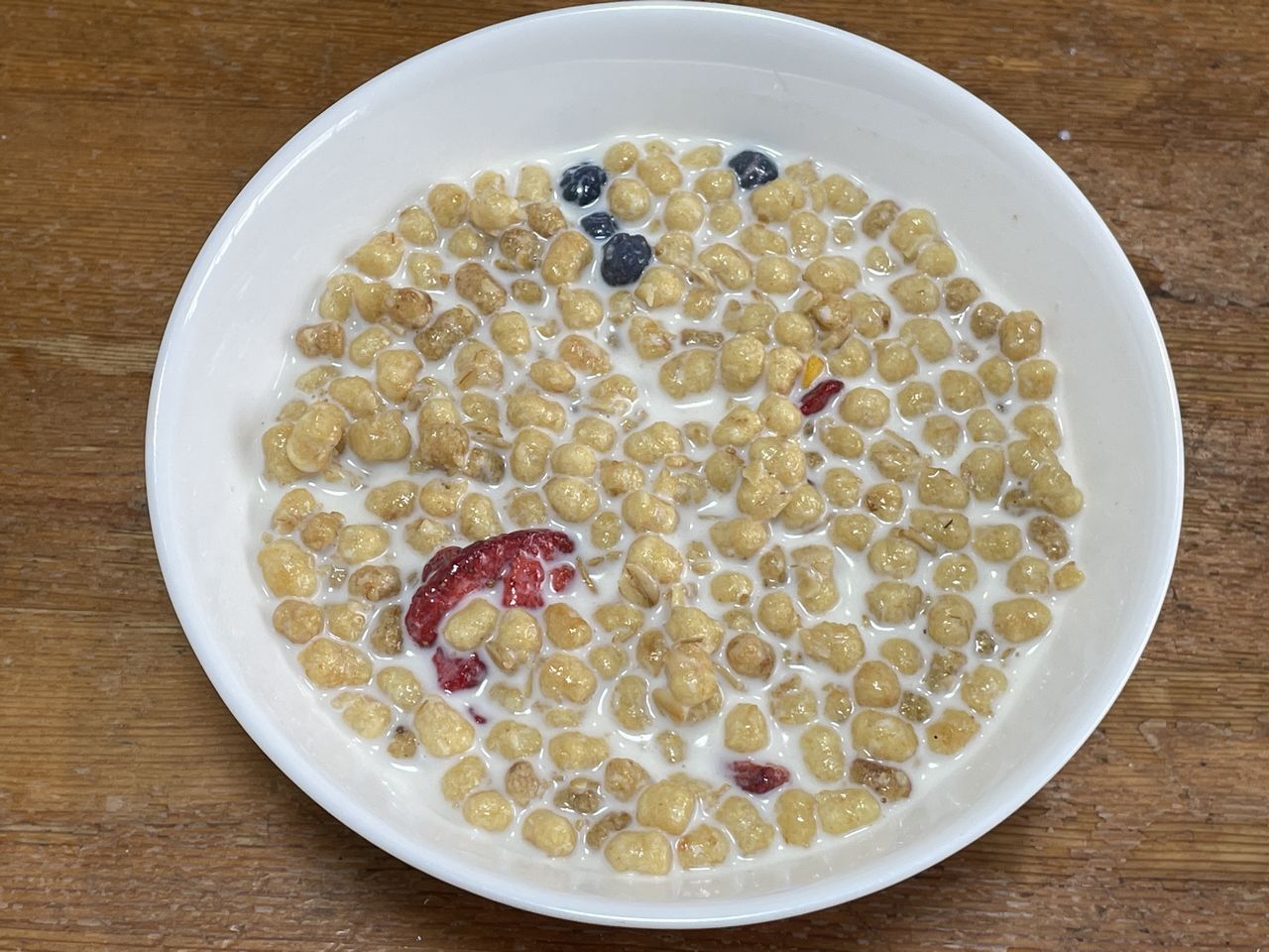 日清シスコ ごろグラ糖質50%オフ 贅沢果実 300gの1食分(50g)に牛乳200mlを入れたところ