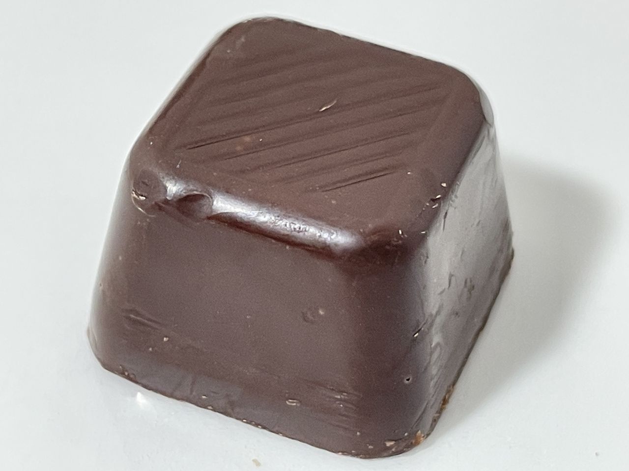 正栄デリシィ 低糖質ミルクチョコレートの一粒