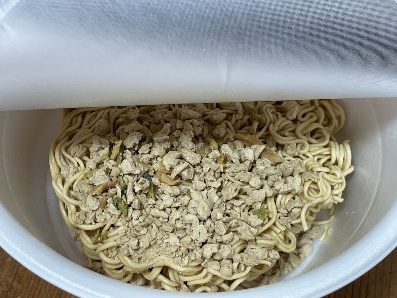 BASE YAKISOBA ソース焼きそばのかやくを入れる