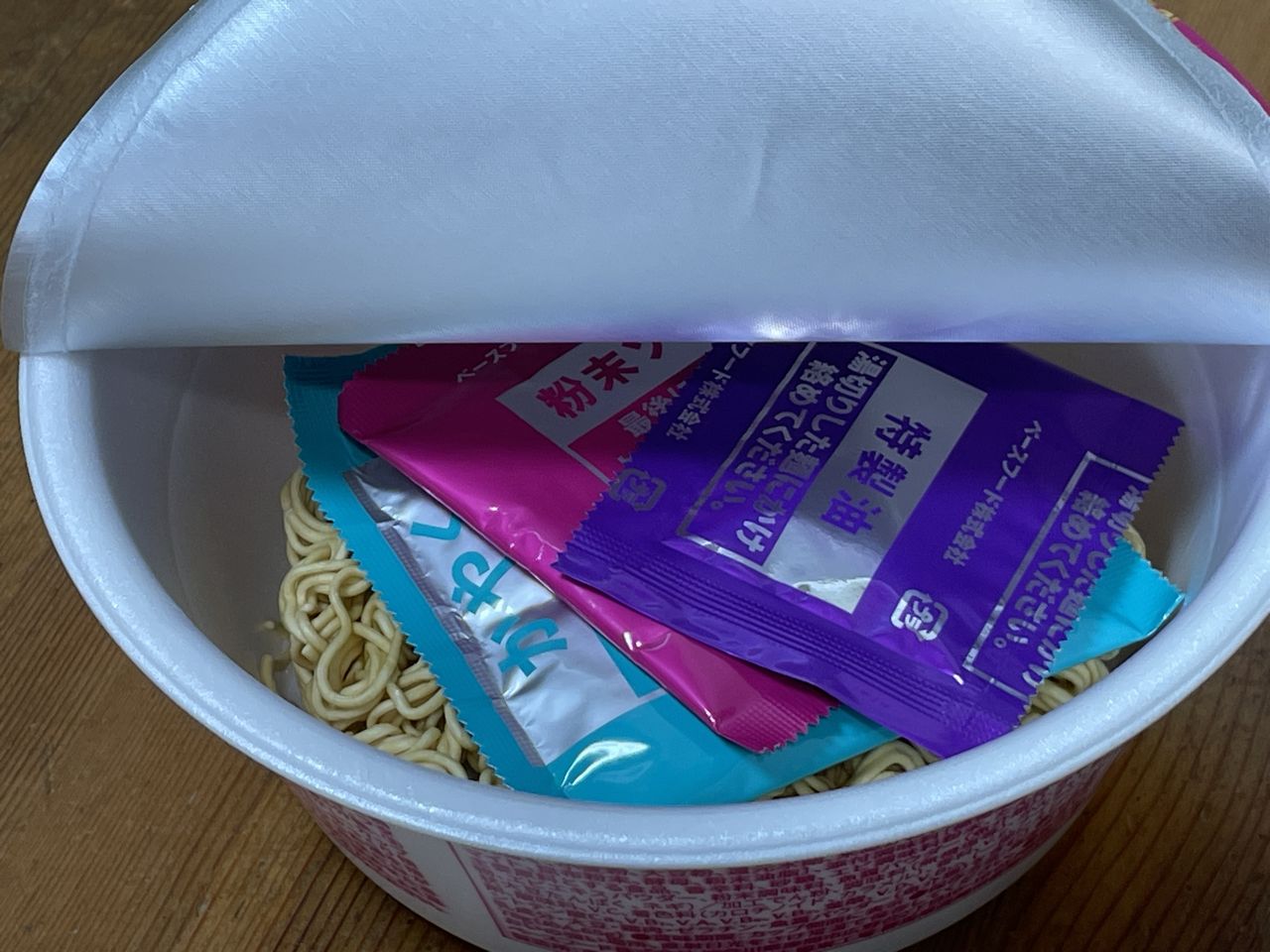 BASE YAKISOBA トムヤムまぜそばを開けたところ