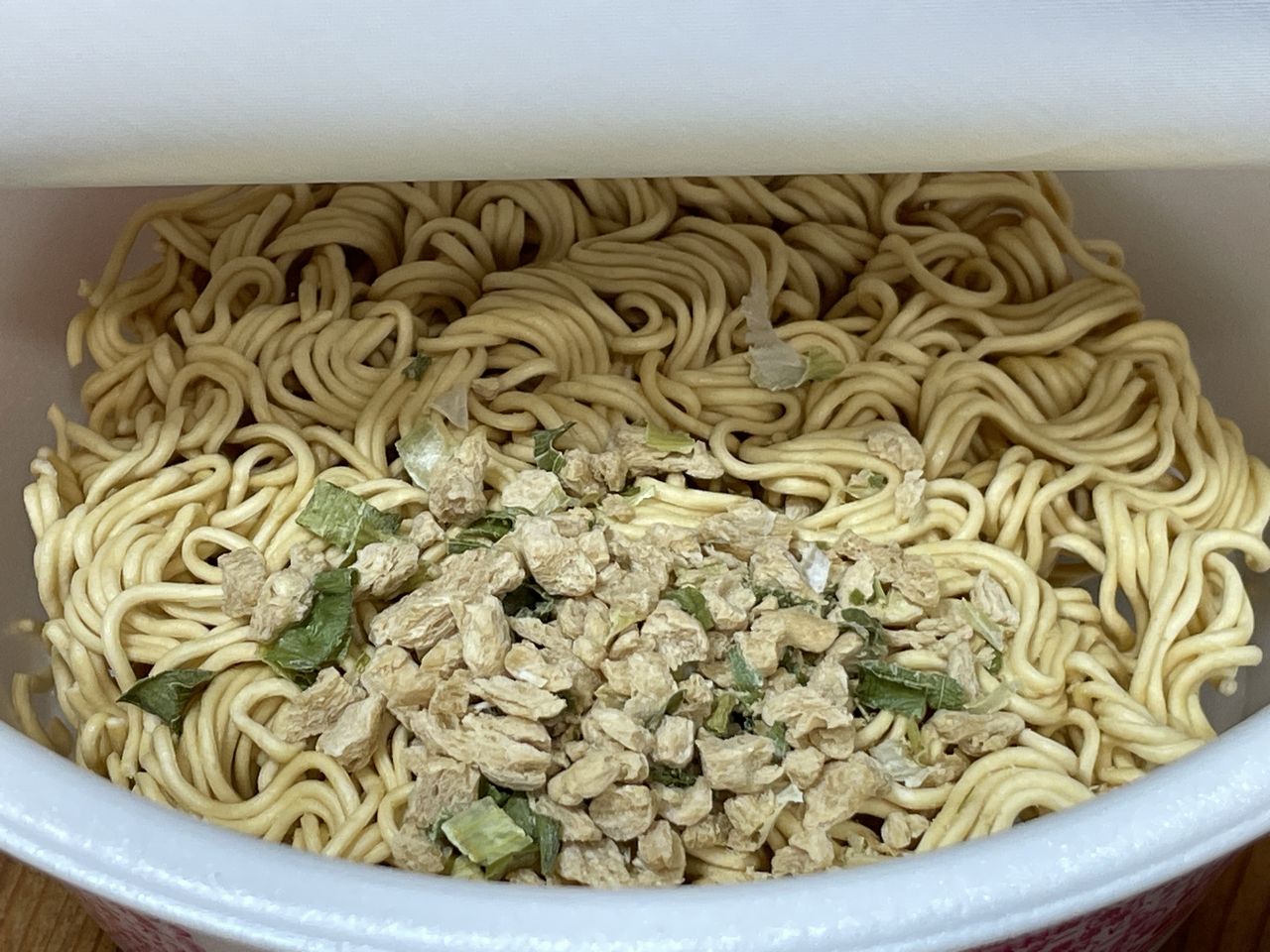 BASE YAKISOBA トムヤムまぜそばのかやくを入れる