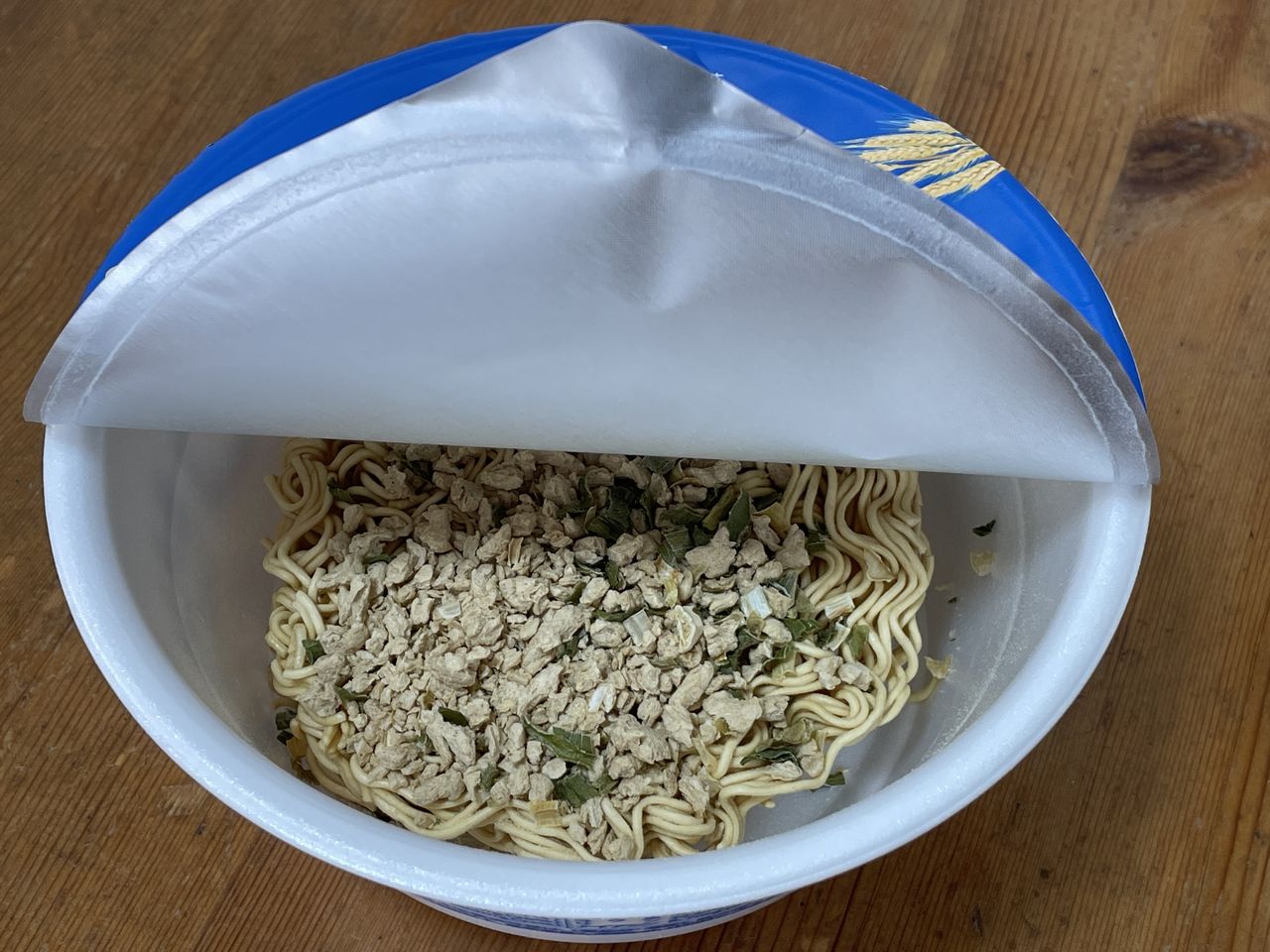 BASE YAKISOBA 塩焼きそばのかやくを入れる