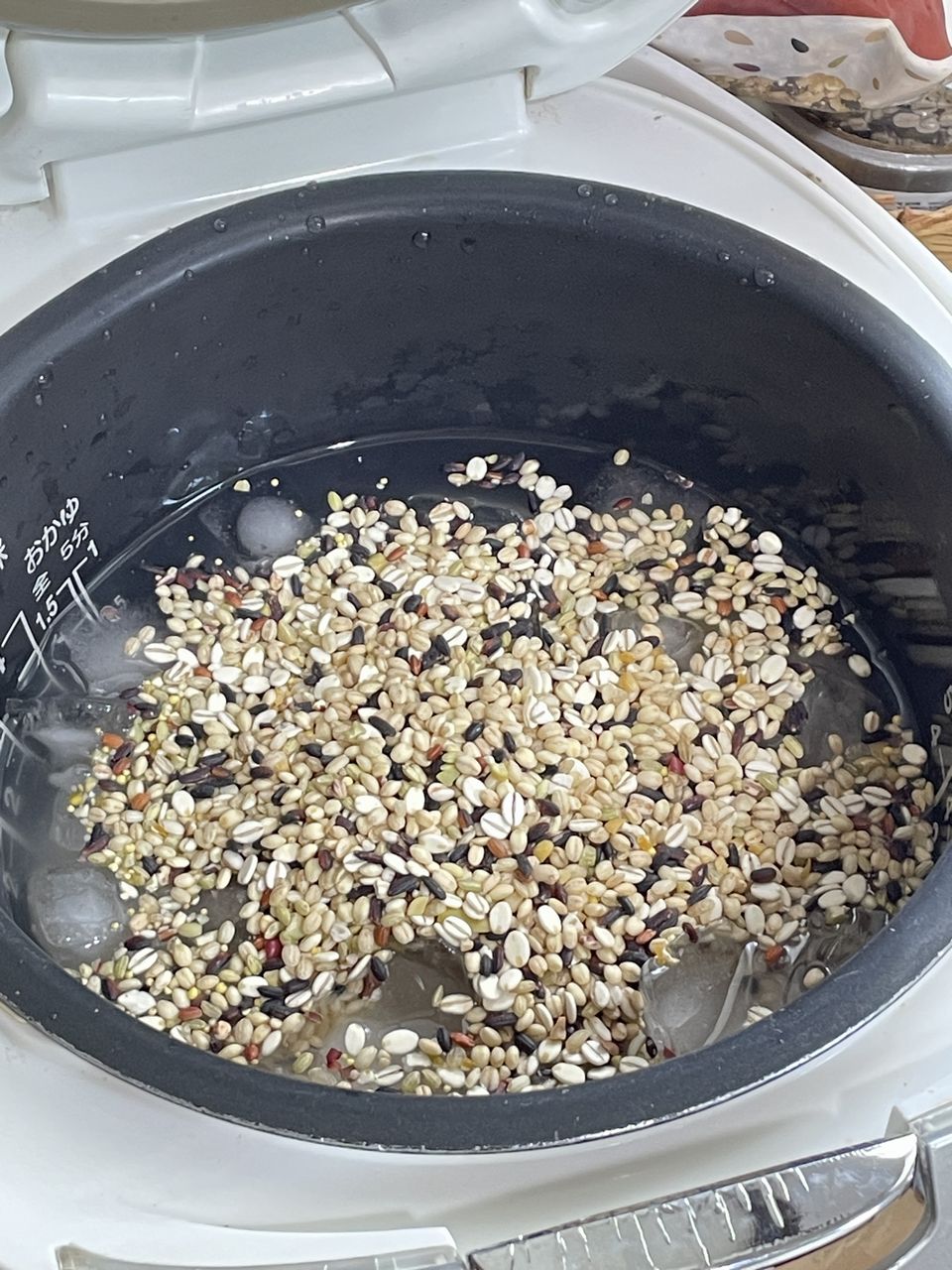 情熱畑 すべて国産 二十二雑穀を炊飯器の内釜に入れる