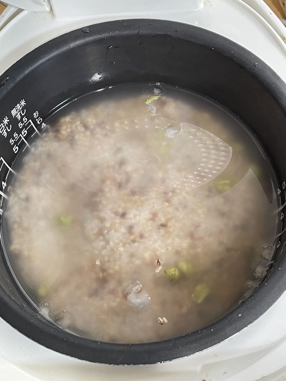 山本靖雄酒店 美人雑穀米450gを炊飯器の内釜に入れる