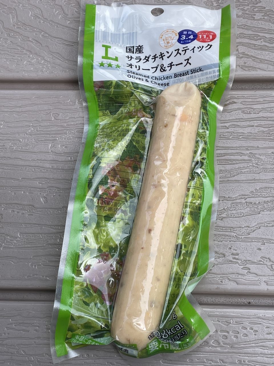 ローソンの国産サラダチキンスティック オリーブ＆チーズ