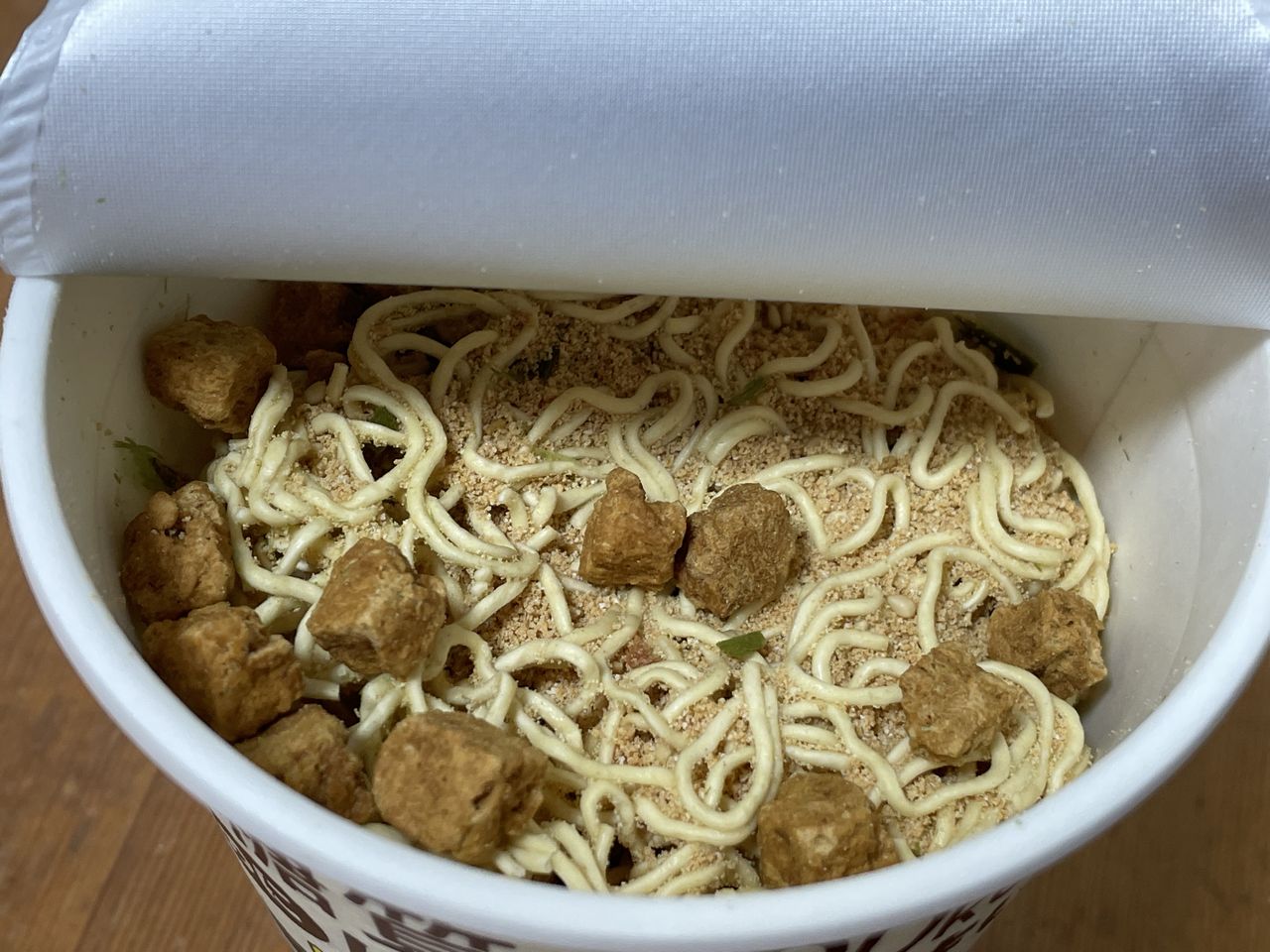 明星 ロカボNOODLES 濃厚コク旨豚骨のフタを開けたところ