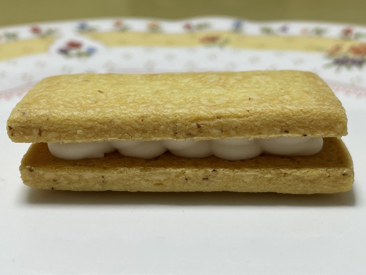 グリコ SUNAO クリームサンド レモン＆バニラの中身