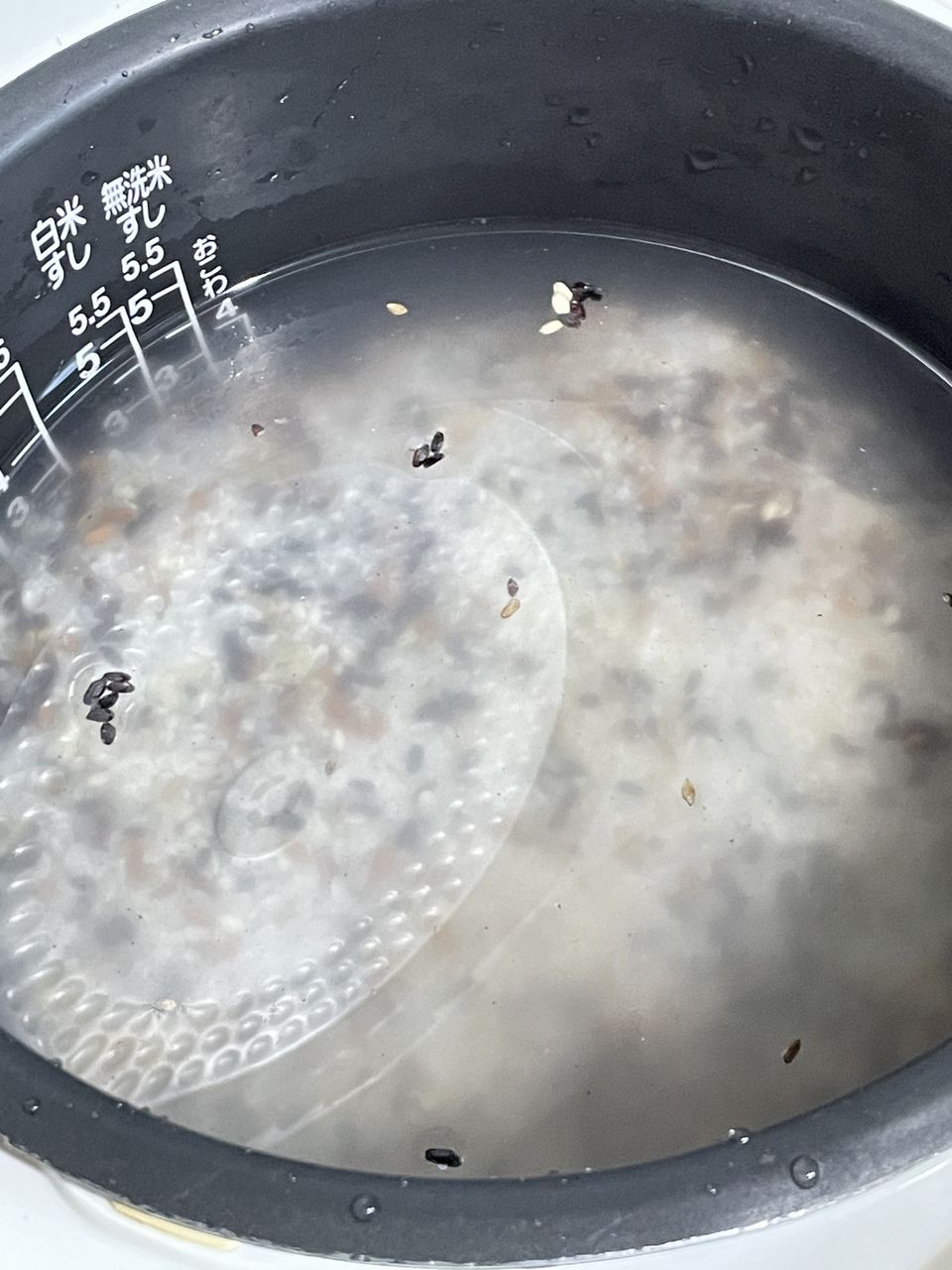 雑穀米本舗 古代米４種ブレンド 400gを炊飯器に仕掛けるところ