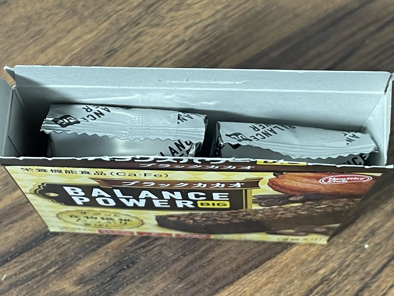 ヘルシークラブ バランスパワービッグ ブラックカカオの箱を開けたところ