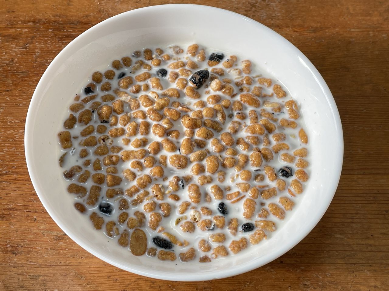 日清シスコ ごろグラ糖質60%オフ きなこ大豆 300gの1食分(50g)に牛乳200mlを入れたところ