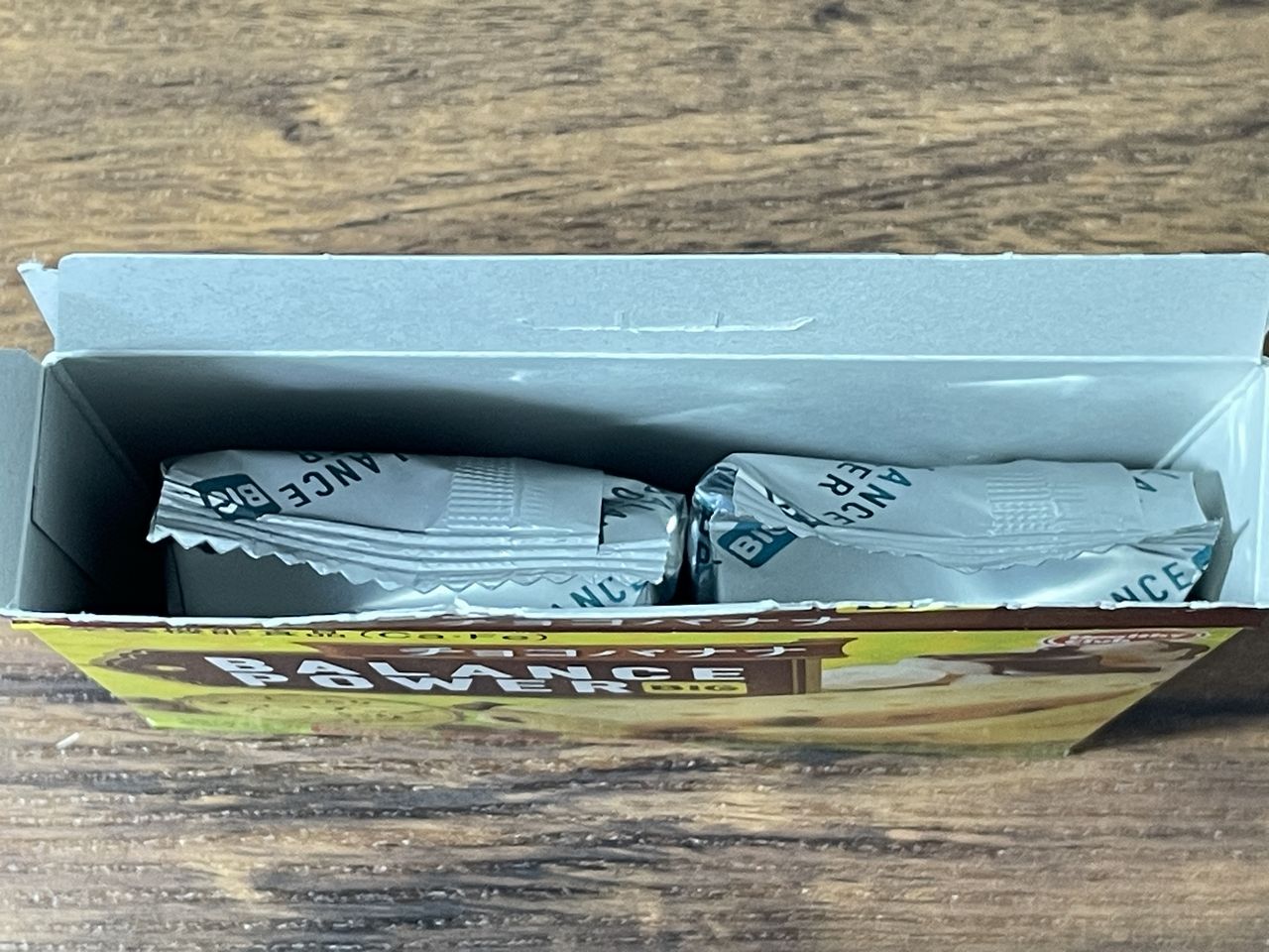 ヘルシークラブ バランスパワービッグ チョコバナナの箱を開けたところ