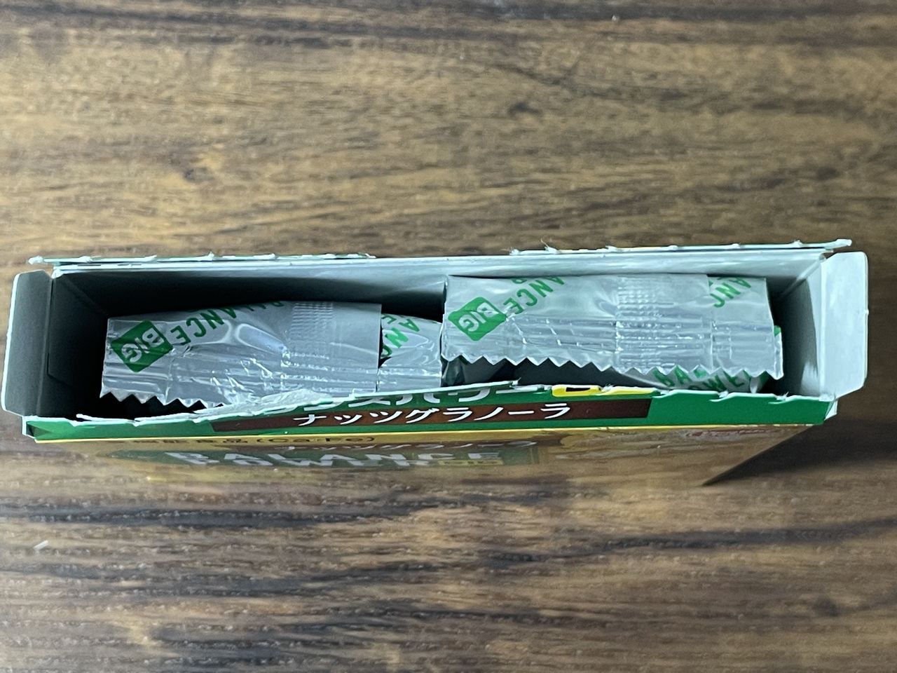 ヘルシークラブ バランスパワービッグ ナッツグラノーラの箱を開けたところ