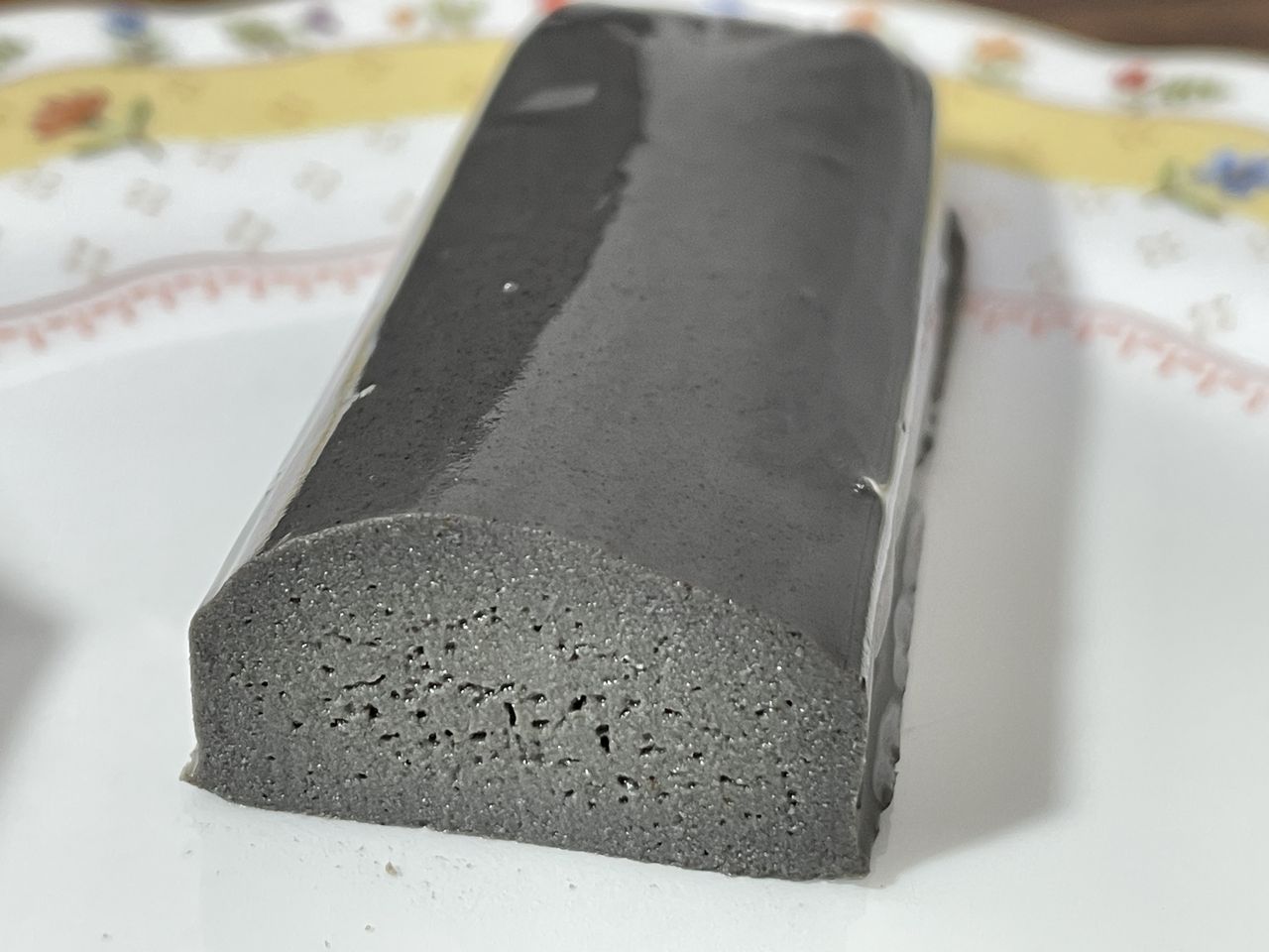 さとの雪 とうふスティック 黒ごまショコラの断面